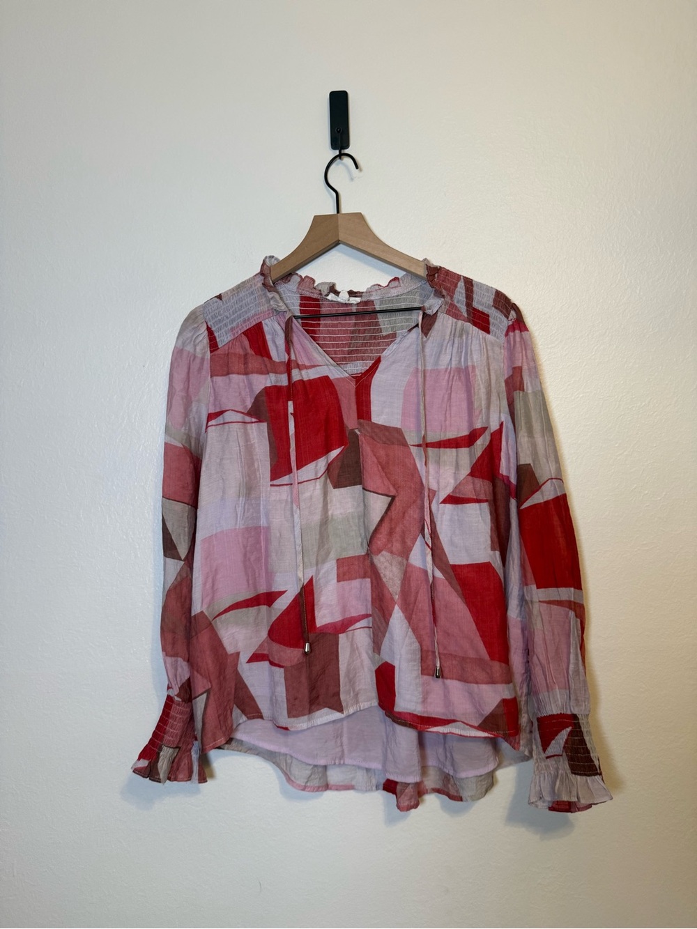 Avara‎ Geometric abstract print v-neck blouse